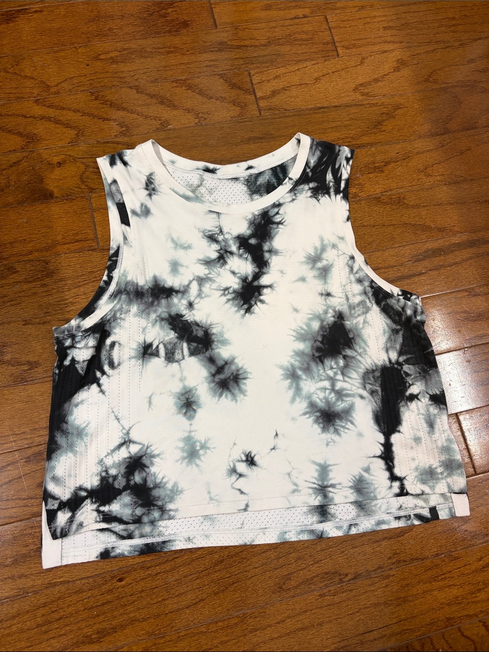 056. Lululemon Train to Be Tank *Shibori
Deep Coal
